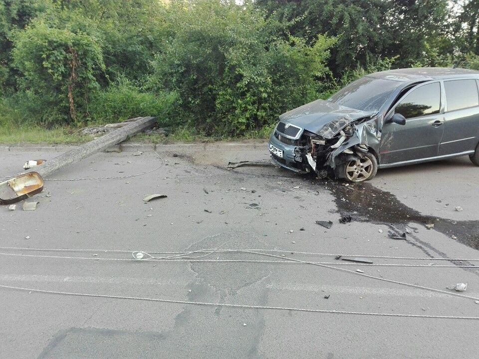 У Мукачеві невідомий на "Шкоді" зніс бетонний стовп і зник, покинувши авто (ФОТО)