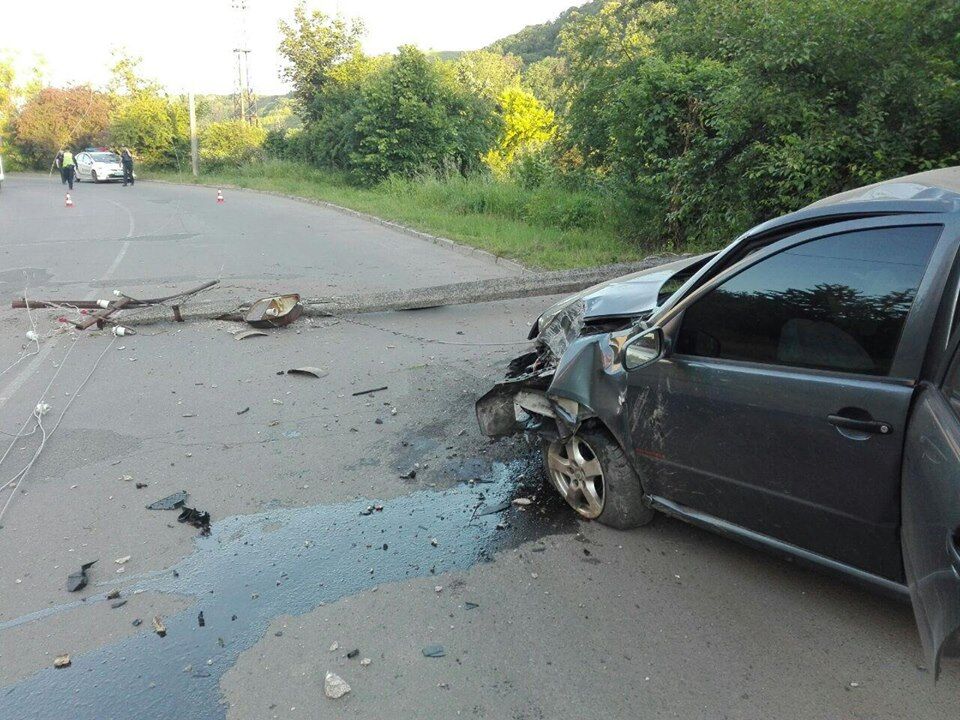 У Мукачеві невідомий на "Шкоді" зніс бетонний стовп і зник, покинувши авто (ФОТО)