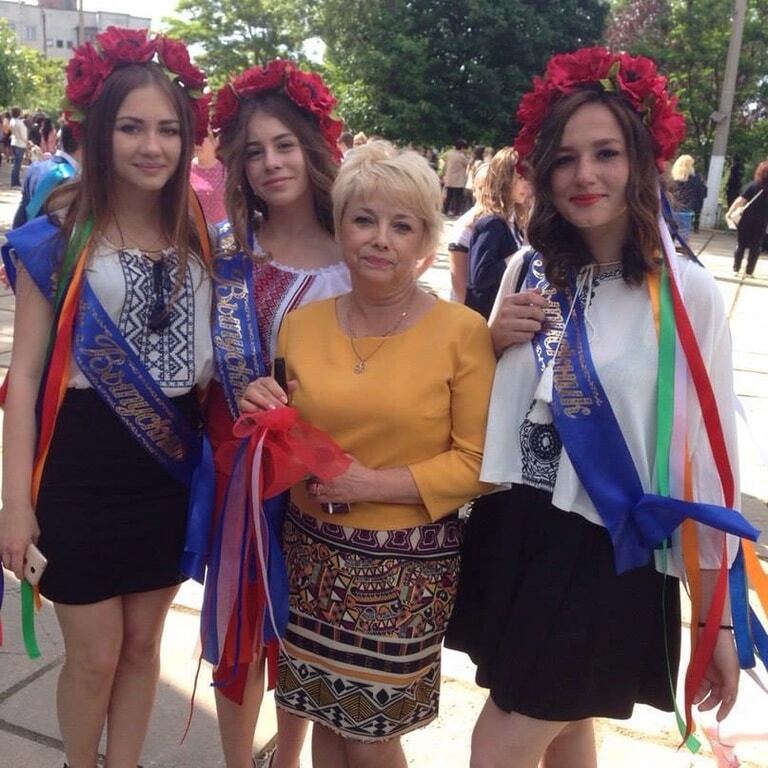 Крым – это Украина: в Симферополе выпускницы поразили веночками и вышиванками. Фотофакт
