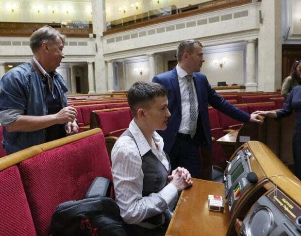 Привычка: Савченко явилась в Раду босиком. Опубликованы новые фото