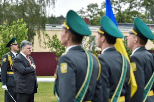 Нагородив і підвищив зарплати: Порошенко привітав військових із Днем прикордонника