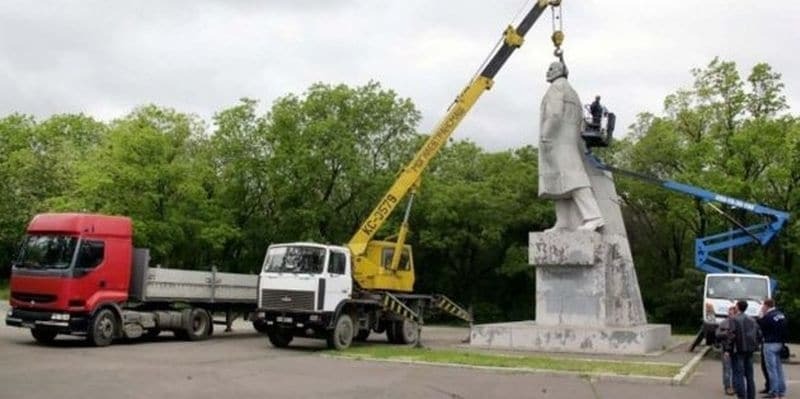 Прощай, совок: в Одессе во второй раз свалили самого большого Ленина