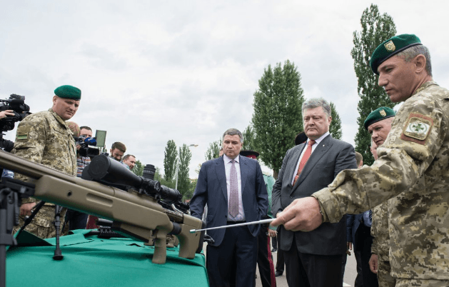 Нагородив і підвищив зарплати: Порошенко привітав військових із Днем прикордонника