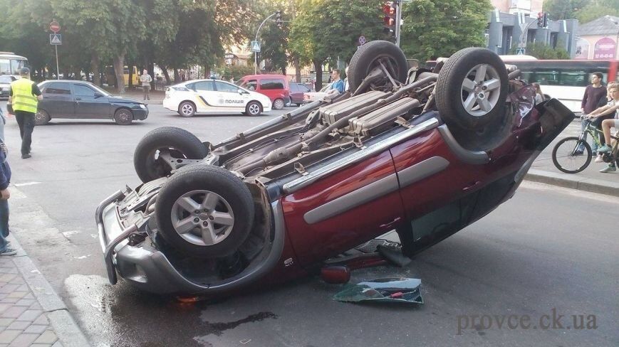 Внаслідок ДТП у Черкасах автівка перекинулася на дах