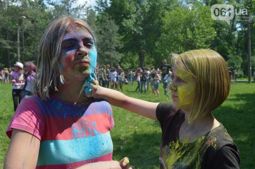 В "Дубовке" сотни запорожцев обсыпаются красками: найди себя
