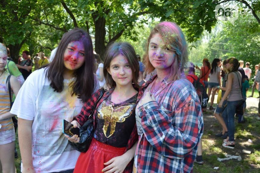 В "Дубовке" сотни запорожцев обсыпаются красками: найди себя