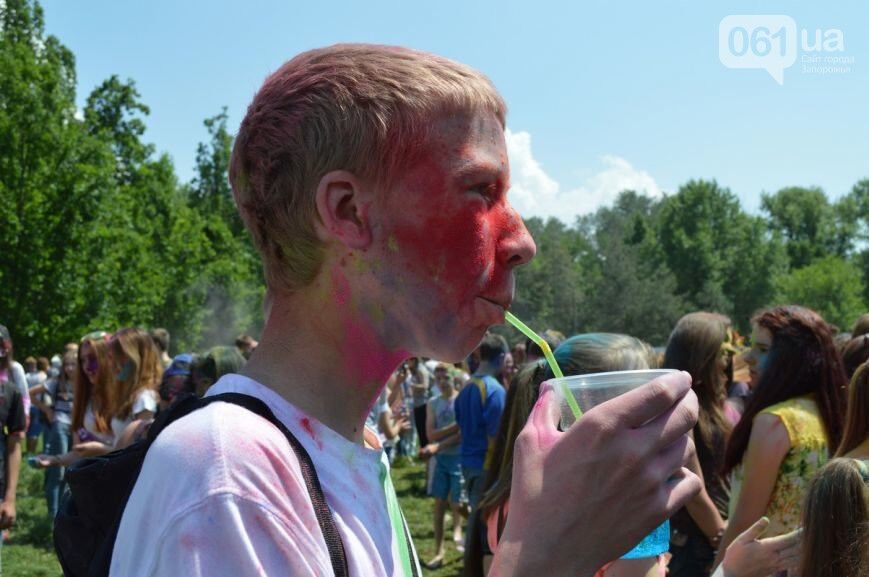 В "Дубовке" сотни запорожцев обсыпаются красками: найди себя