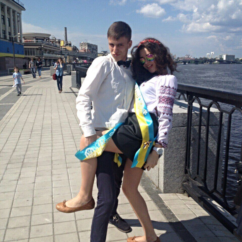 Заплывы в фонтанах и пьяные бантики: в России и Украине отметили последний звонок. Фоторепортаж