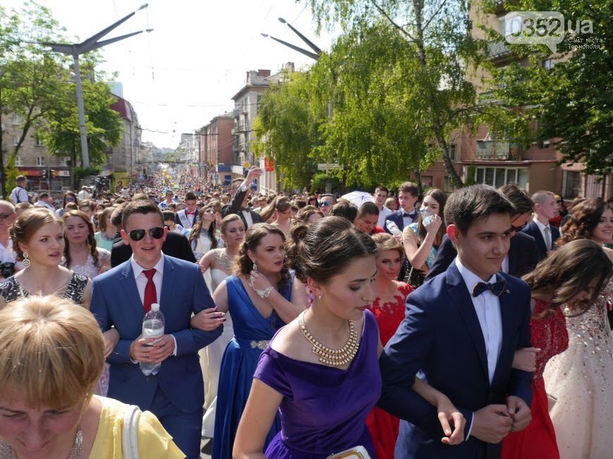 Більше тисячі випускників пройшли урочистою ходою вулицями Тернополя