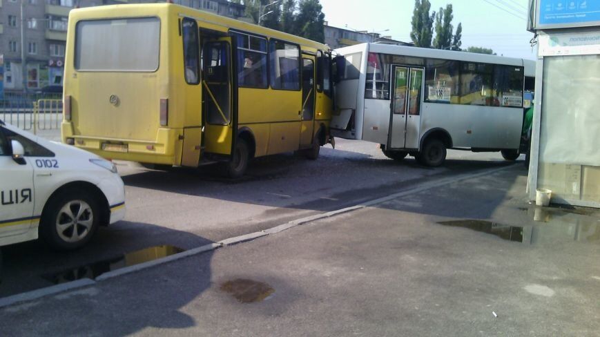 ДТП на Слобожанском проспекте: столкнулись маршрутки