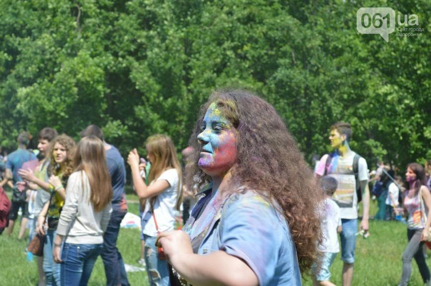 В "Дубовке" сотни запорожцев обсыпаются красками: найди себя