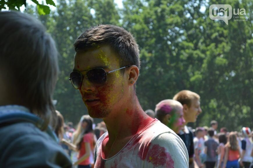 В "Дубовке" сотни запорожцев обсыпаются красками: найди себя