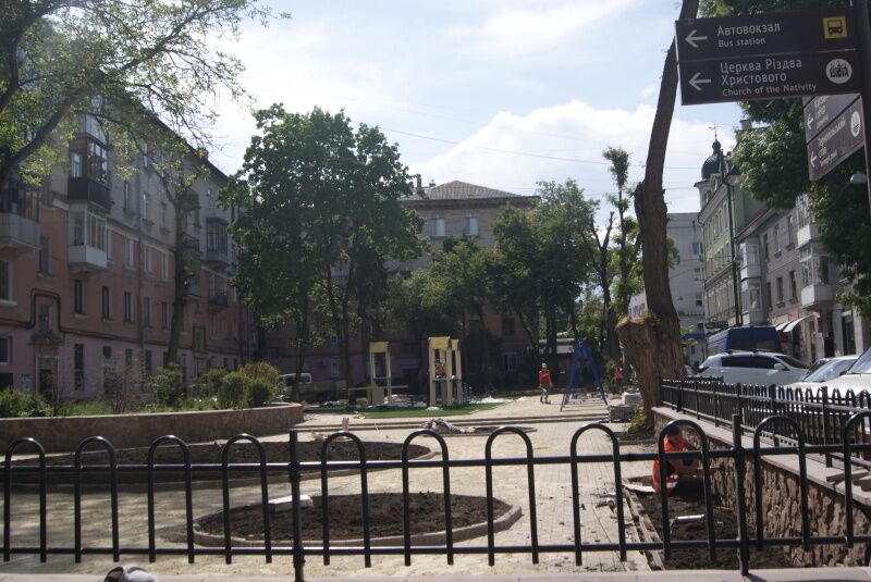 У сквері на вулиці Руській встановлюють дитячий майданчик (фото)