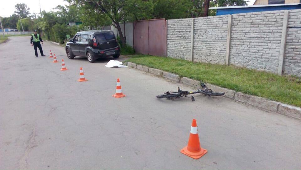 Выскочил из-за кустов на велосипеде: в Харькове ребенок погиб под колесами легковушки (ФОТО)