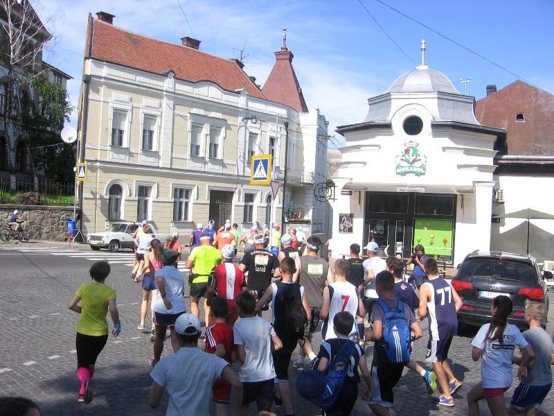 У Перечинському півмарафоні в Ужгороді стартували 32 бігуни (ФОТО)