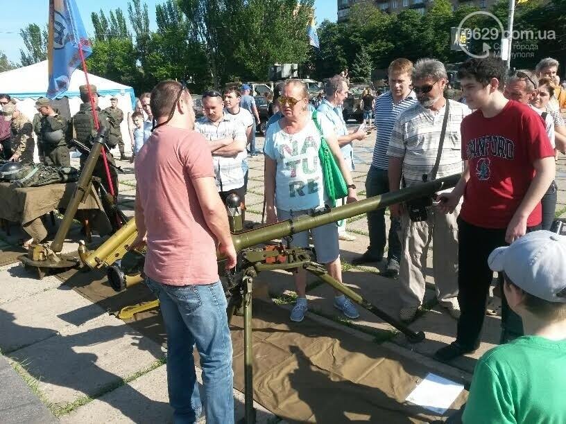 Батальйон "Донбас" відсвяткував річницю: бійці готували для маріупольців кашу з тушонкою