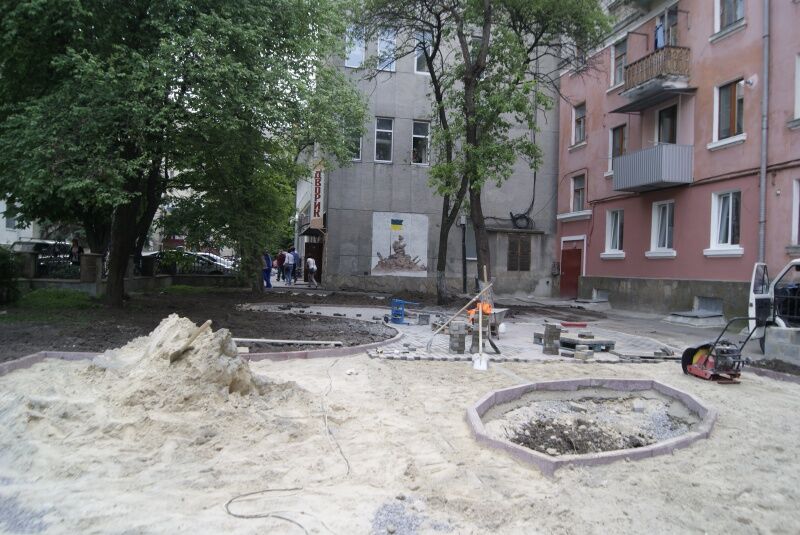У сквері на вулиці Руській встановлюють дитячий майданчик (фото)