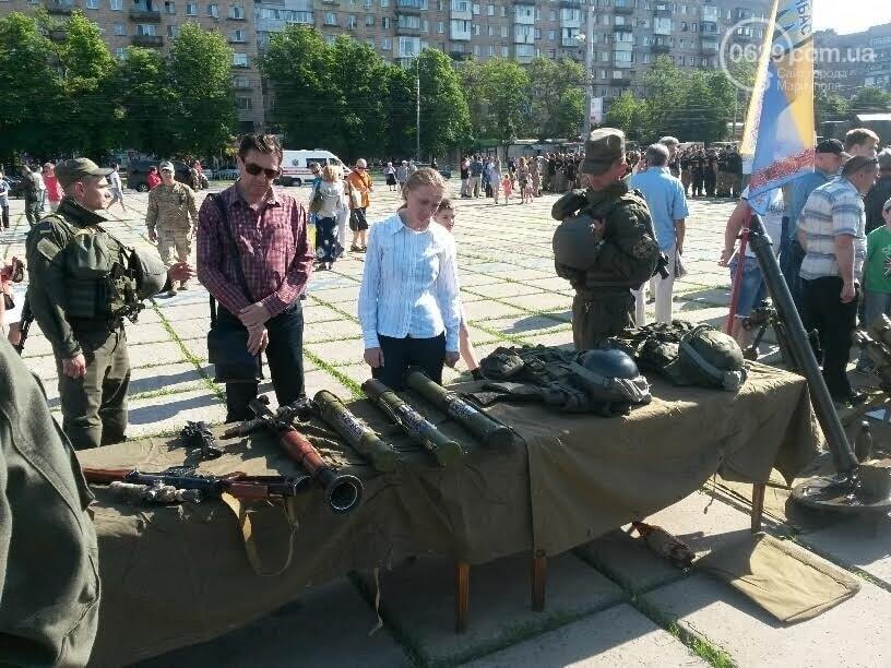 Батальйон "Донбас" відсвяткував річницю: бійці готували для маріупольців кашу з тушонкою