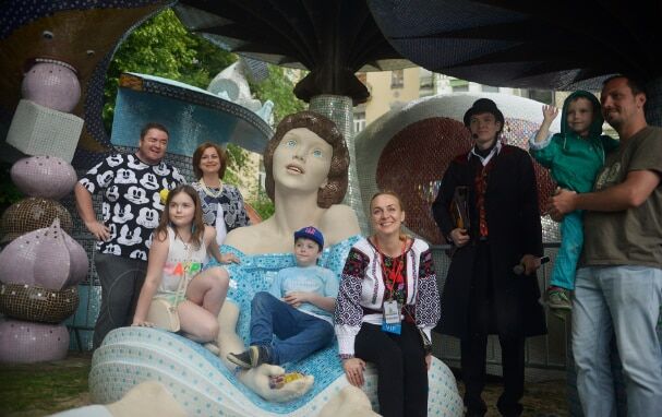 Это Киев, Алиса: на Пейзажной аллее установили необычную скульптуру