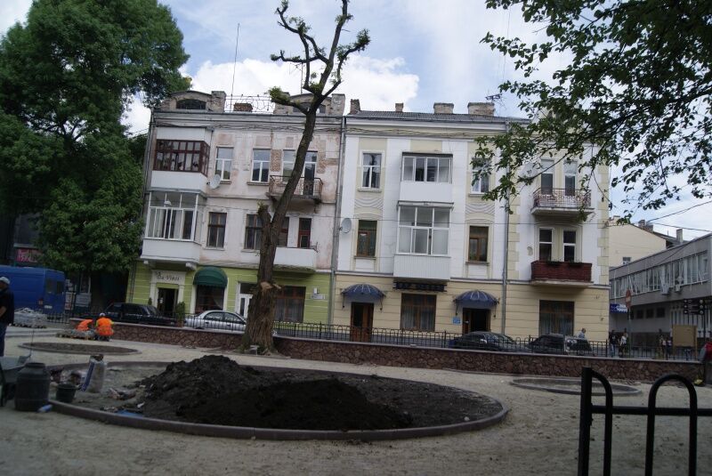 У сквері на вулиці Руській встановлюють дитячий майданчик (фото)