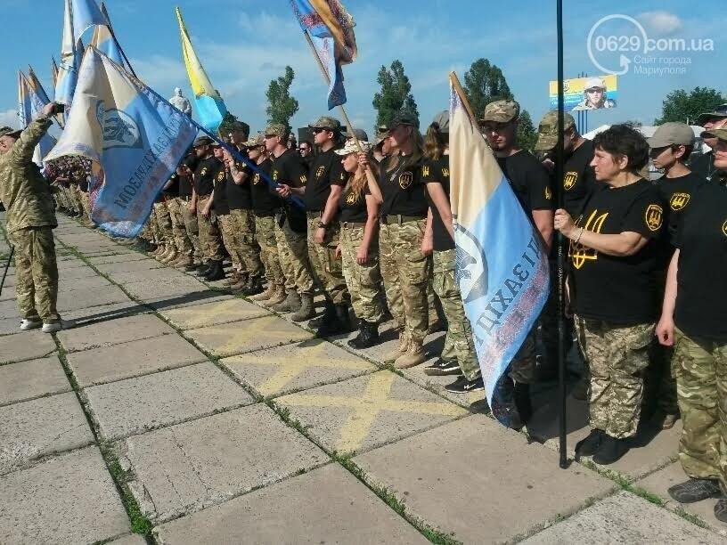 Батальон "Донбасс" отпраздновал годовщину: бойцы готовили для мариупольцев кашу с тушонкой. Фоторепортаж