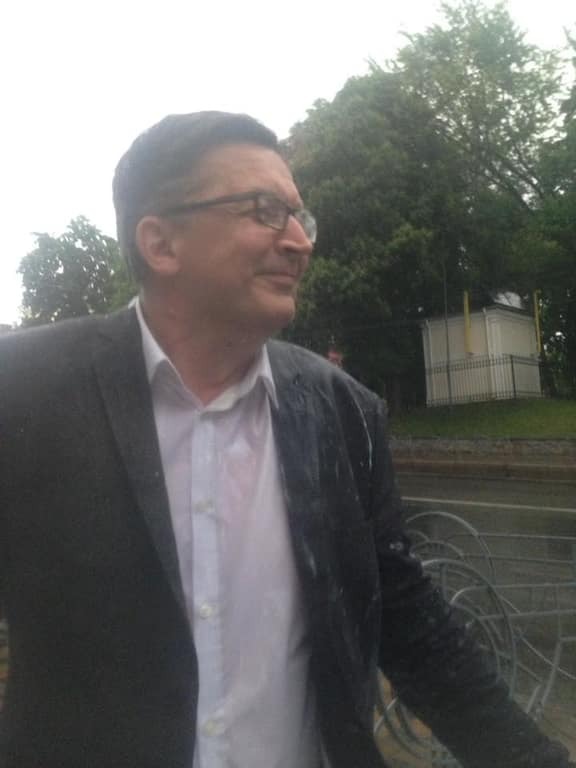 В Киеве популярного российского блогера облили кефиром. Фотофакт