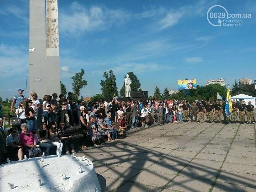 Батальон "Донбасс" отпраздновал годовщину: бойцы готовили для мариупольцев кашу с тушонкой. Фоторепортаж