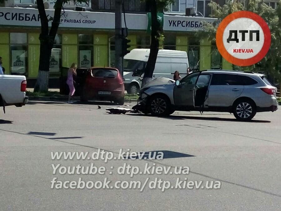 В обоих авто были дети: в Киеве произошло ДТП. Опубликовано фото