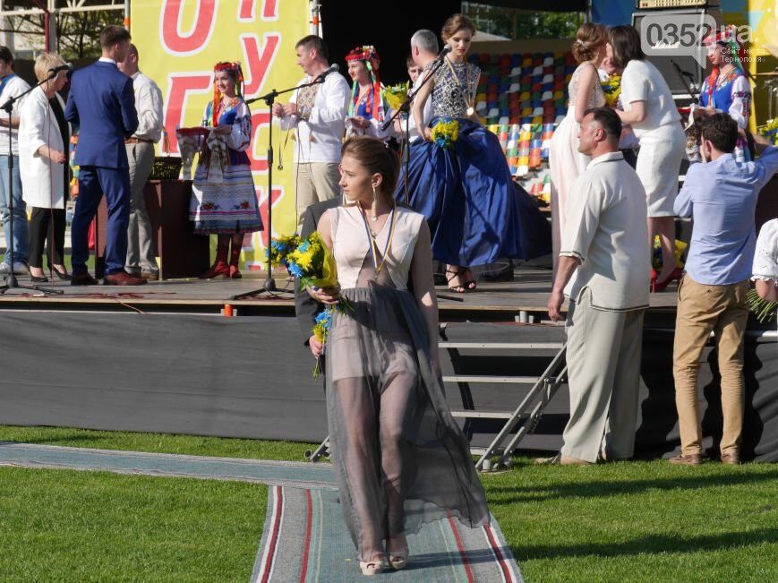 Яким платтям надали перевагу тернопільські випускниці у 2016-му