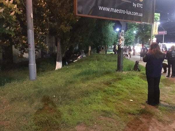 В Киеве Hundai на тротуаре сбил девушку. Фотофакт