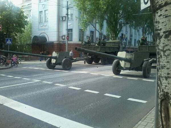 Готовятся к празднику: террористы выгнали на улицы Донецка эшелоны военной техники. Опубликованы фото и видео