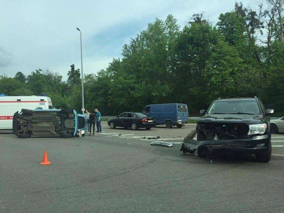 На въезде в Киев перевернулось авто с пассажирами: опубликованы фото