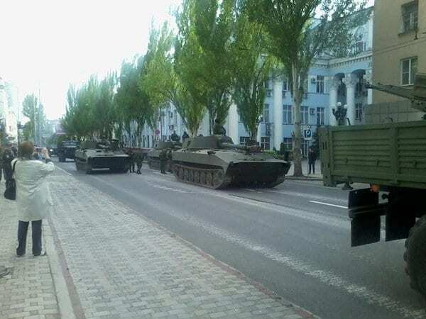 Готуються до свята: терористи вигнали на вулиці Донецька ешелони військової техніки