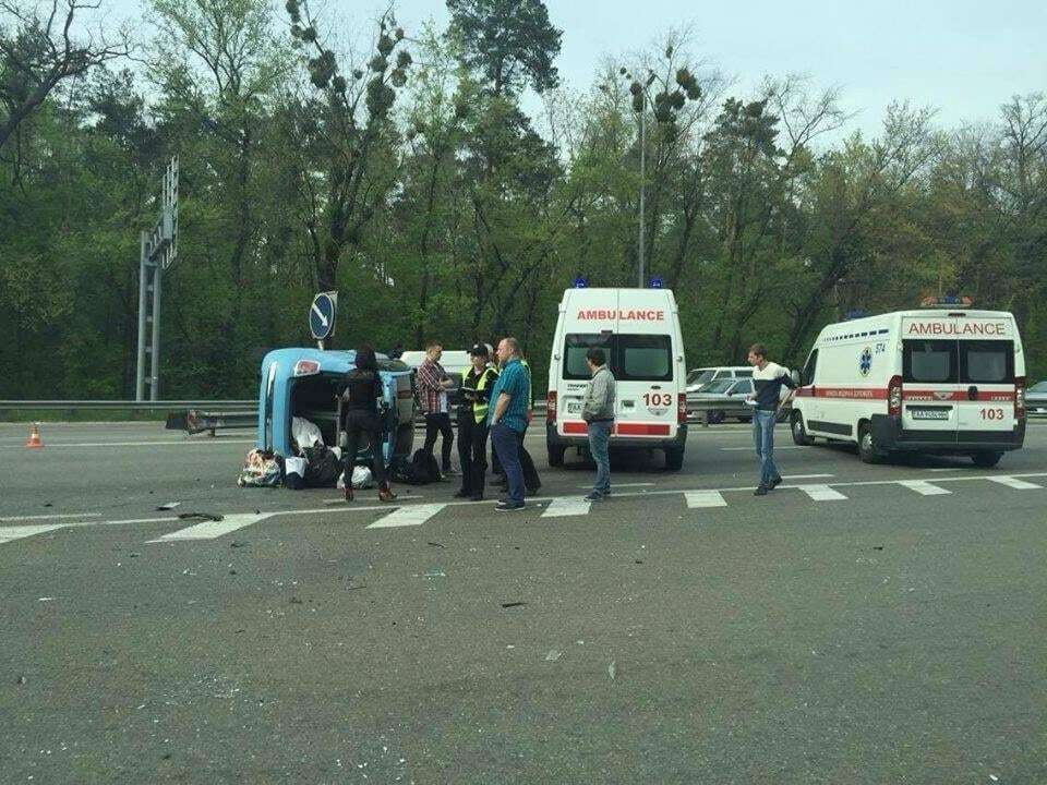 На въезде в Киев перевернулось авто с пассажирами: опубликованы фото