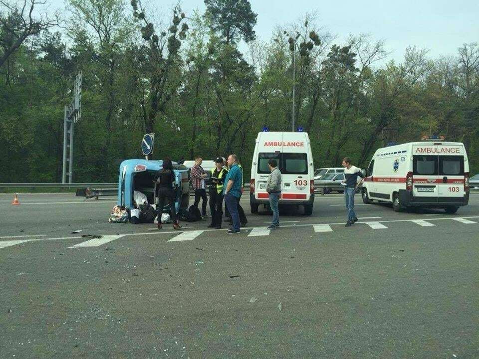 На в'їзді до Києва перевернулося авто з пасажирами