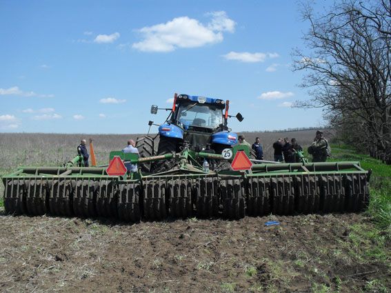 Поблизу Гнутова на міні підірвався трактор