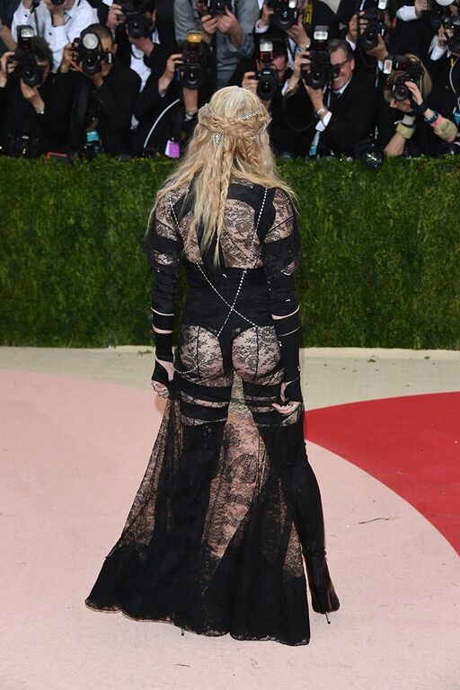 Мадонна пришла в вызывающем наряде на Met Gala 2016