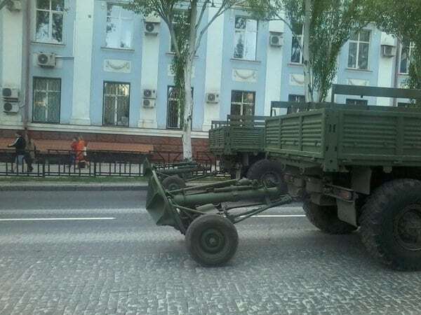 Готуються до свята: терористи вигнали на вулиці Донецька ешелони військової техніки