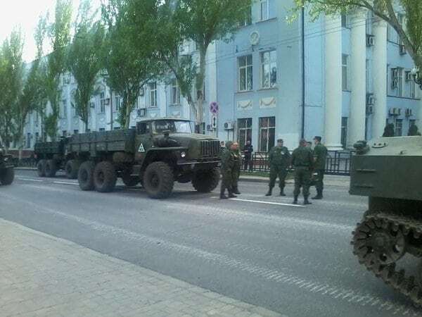 Готуються до свята: терористи вигнали на вулиці Донецька ешелони військової техніки