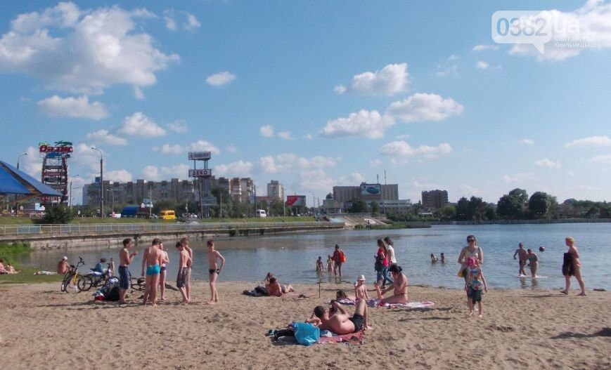 Хмельничани занурилися у воду не дочекавшись офіційного відкриття сезону