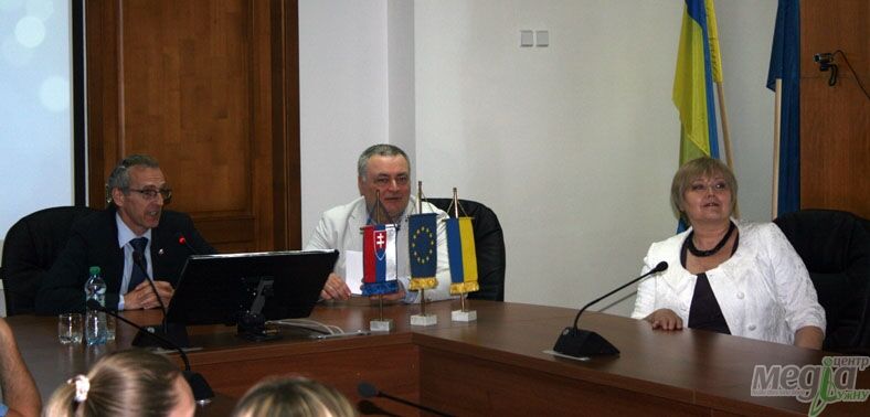 Під час лекції для студентів УжНУ депутат Європарламенту радив, як діяти Україні на шляху до Європи (ФОТО)