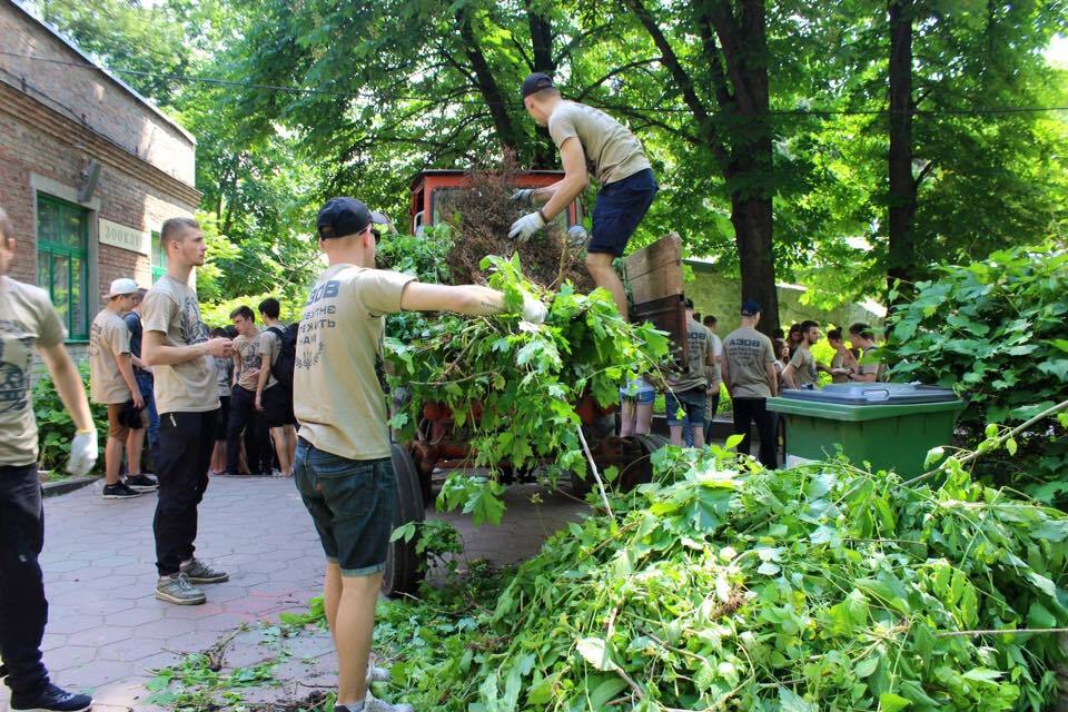 Активисты «Азова» убрали территорию зоопарка