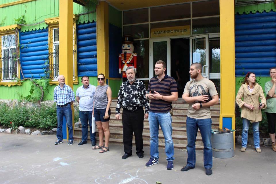 Активисты «Азова» убрали территорию зоопарка