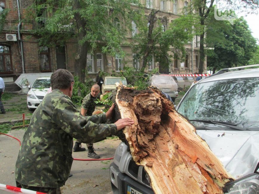 Как доблестные одесские спасатели вызволяли машины из деревянного плена