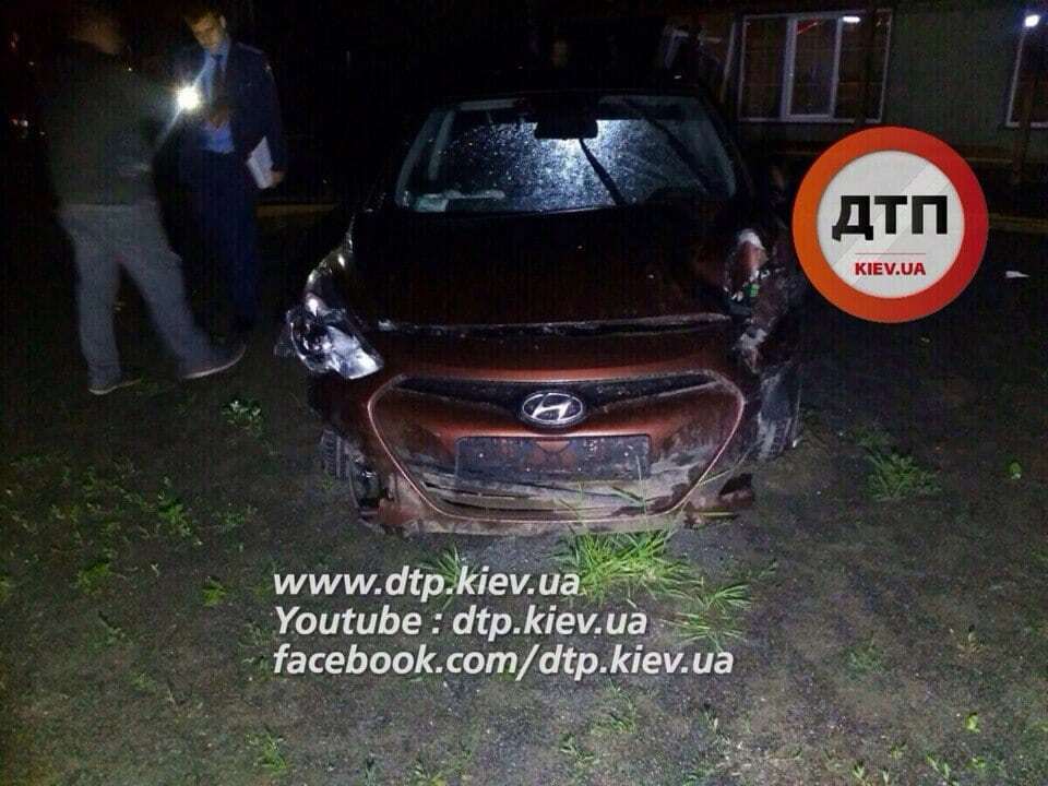 ДТП под Киевом: пьяные АТОшники на Mercedes врезались в Hyundai