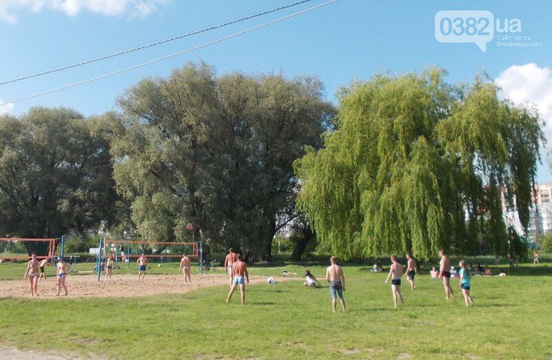 Хмельничани занурилися у воду не дочекавшись офіційного відкриття сезону
