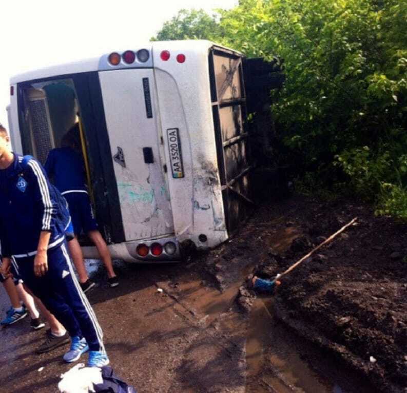 На трассе Киев - Днепр перевернулся автобус с юными футболистами "Динамо": фото ДТП