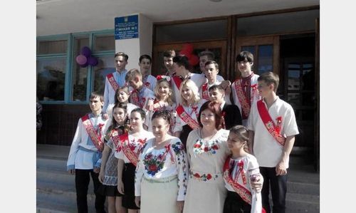 Випускники з окупованого Севастополя одягли вишиванки