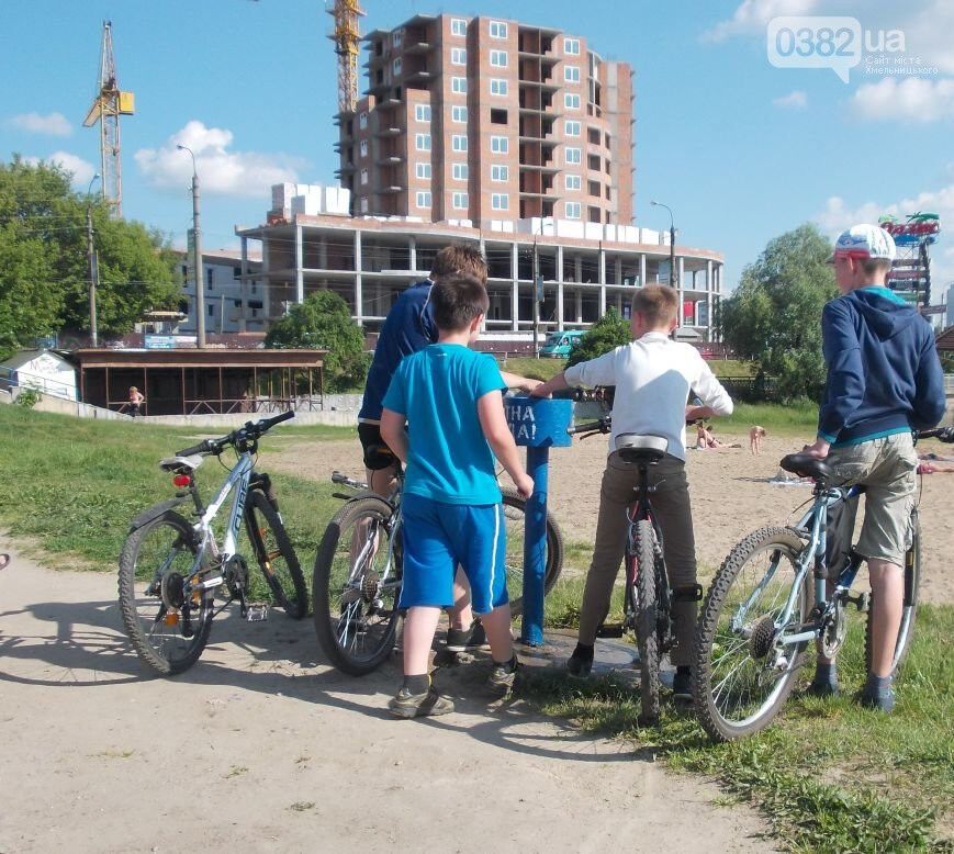 Хмельничани занурилися у воду не дочекавшись офіційного відкриття сезону