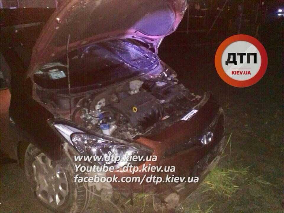 ДТП под Киевом: пьяные АТОшники на Mercedes врезались в Hyundai